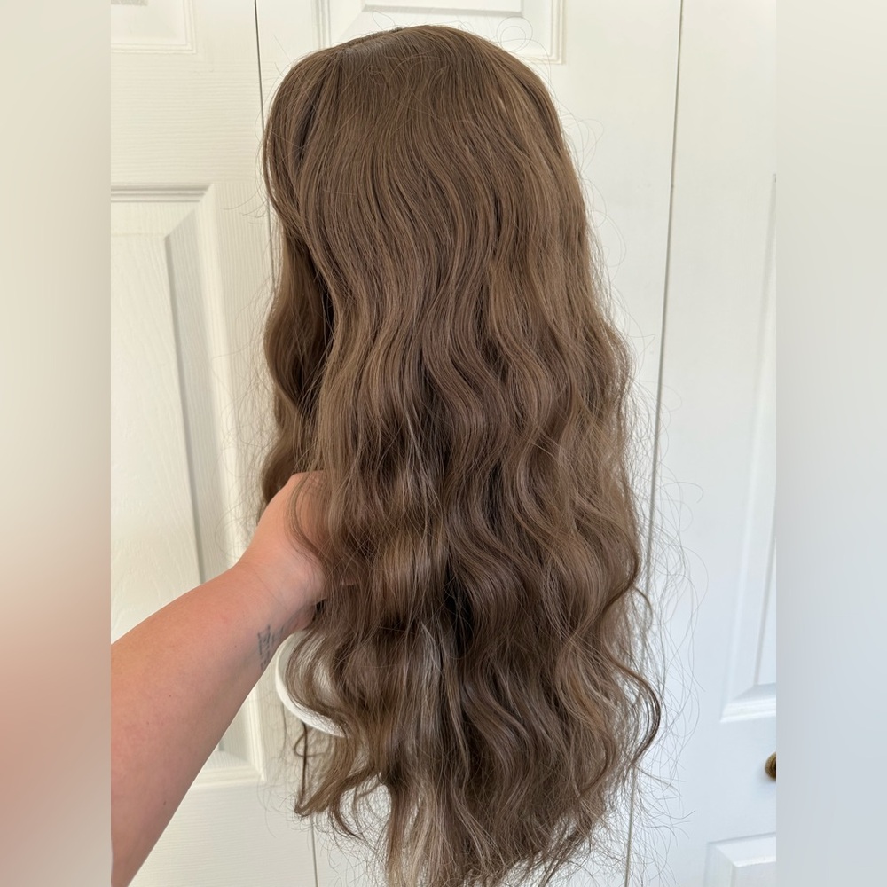 NWT Long Wavy Medium Brown Wig with Bangs and Subtle Highlights 22 inch